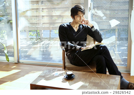 A man who reads. Relax in the living room. 29826542