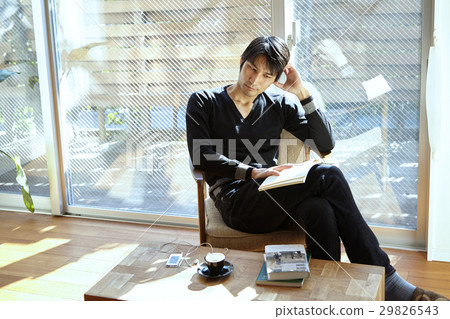 A man who reads. Relax in the living room. 29826543