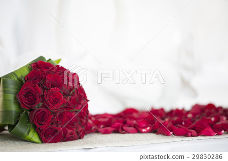 玫瑰花束和花瓣 玫瑰花束和花瓣 29830286