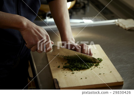 男人的烹飪。切碎的歐芹。 男人的烹飪。切碎的歐芹。 29830426