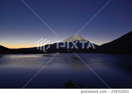 從Motosu湖黎明的富士山 從Motosu湖黎明的富士山 29832003