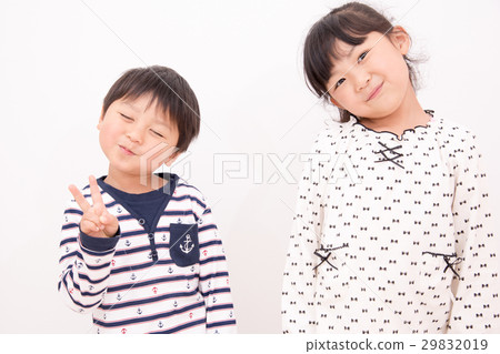 Children in pajamas 29832019