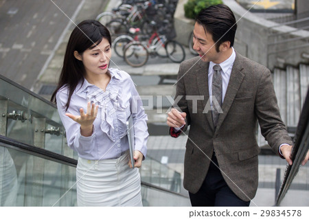 商務攝影 談合作 男女 在手扶梯上 商務攝影 談合作 男女 在手扶梯上 29834578