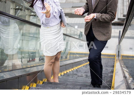 商務攝影 談合作 男女 在手扶梯上 29834579