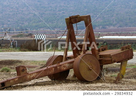 A round wheel is a disk on the axis that allows yo 29834932