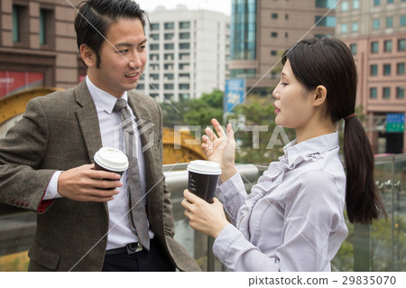 商務攝影 談合作 男女 在手扶梯上 商務攝影 談合作 男女 在手扶梯上 29835070