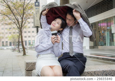 商務攝影 男女朋友 西裝外套擋雨 29835840