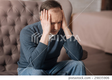 Senior man has terrible headache 29835906