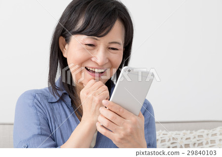 A woman using a mobile phone, please rejoice, I'm happy 29840103