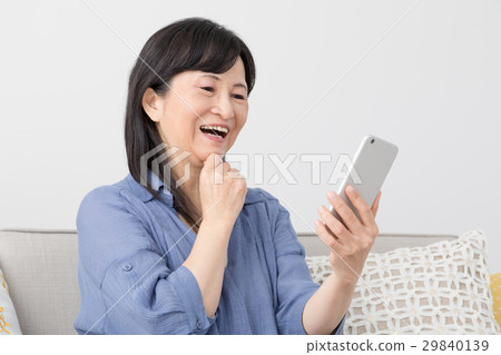 一個女人用手機，請高興，我很高興 29840139