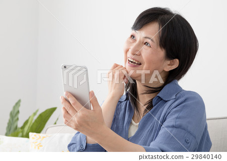 一個女人用手機，請高興，我很高興 29840140