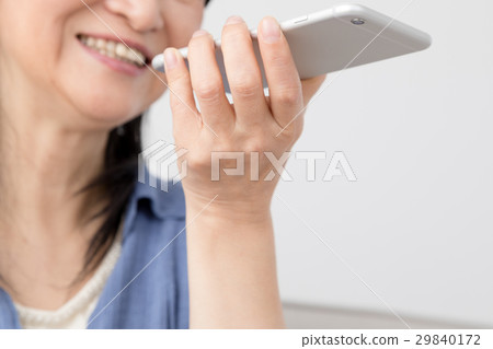 Women who use voice recognition function, mobile phones, smartphones Women who use voice recognition function, mobile phones, smartphones 29840172