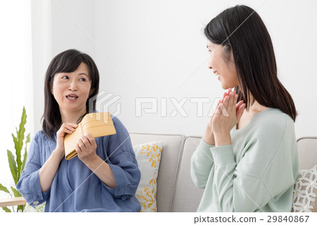 一個女孩從我母親收到零用錢 29840867