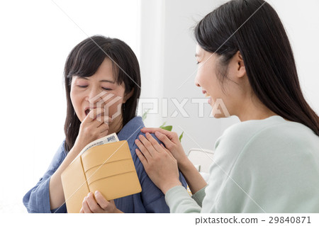 一個女孩從我母親收到零用錢 29840871