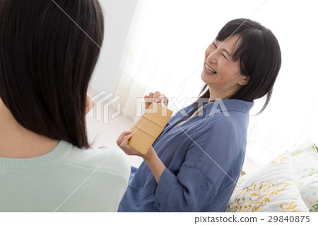 一個女孩從我母親收到零用錢 29840875