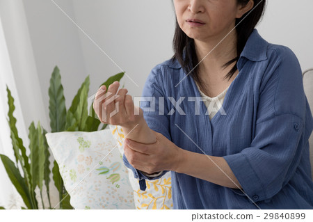 關心手臂，麻木，疼痛，癱瘓的女性 29840899