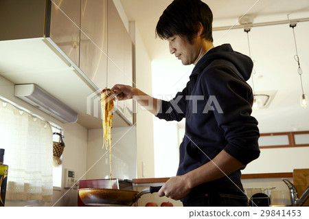 男士烹飪,金槍魚和歐芹番茄醬,供應場景。 男士烹飪,金槍魚和歐芹番茄醬,供應場景。 29841453