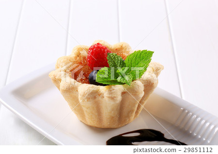 Mini Creme brulee tartlet 29851112