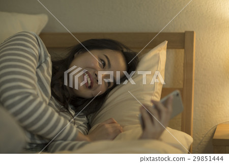 Young lady smartphone 29851444