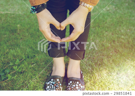 Hand shaped head and light sunset Hand shaped head and light sunset 29851841