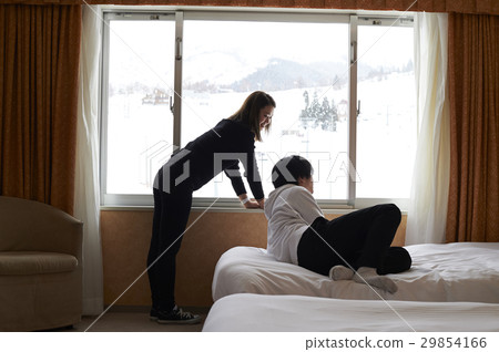 在滑雪旅行旅館的一對輕鬆的夫婦 29854166