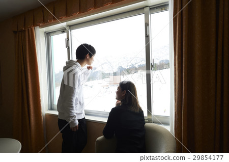 在滑雪旅行旅館的一對輕鬆的夫婦 29854177