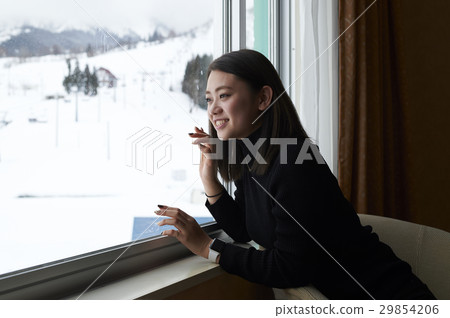 滑雪旅行酒店婦女望著窗外 滑雪旅行酒店婦女望著窗外 29854206