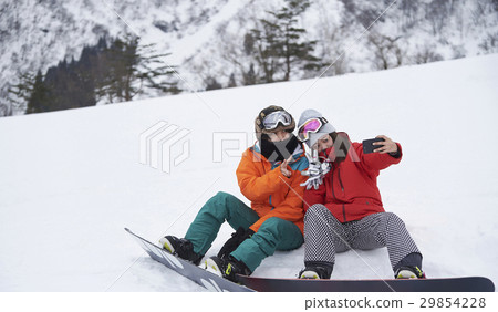 Couple shooting enjoying snowboarding Couple shooting enjoying snowboarding 29854228
