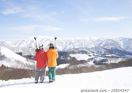 Skiing couple 29854347