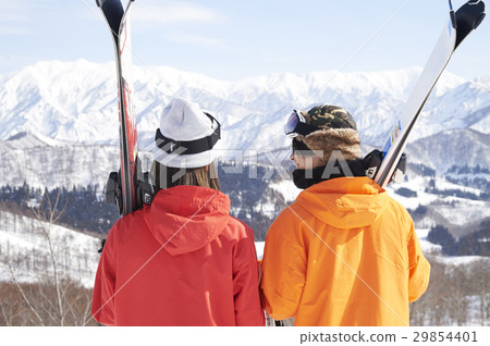 Skiing couple 29854401