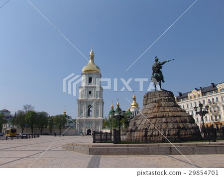 Ukraine. Kiev. The monument to Bogdan Khmelnitsky  29854701
