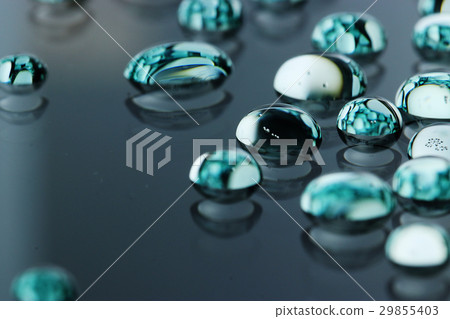 水滴像玻璃球 29855403