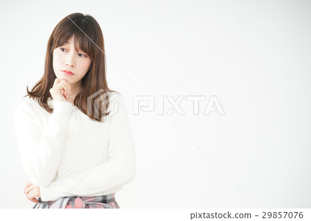 生氣的年輕女子 29857076