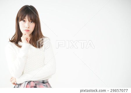 生氣的年輕女子 生氣的年輕女子 29857077