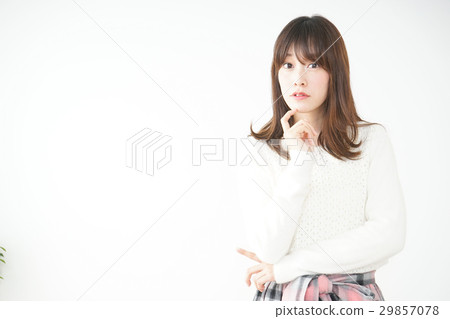 生氣的年輕女子 生氣的年輕女子 29857078