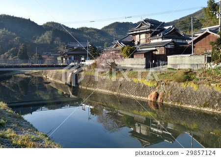 沿河的房子 29857124