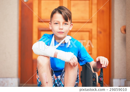 Boy with broken hand Boy with broken hand 29859010