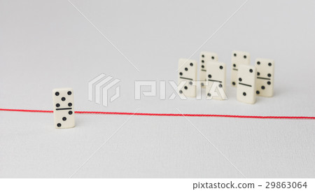 Expelled from the group, unable to cross the red 29863064