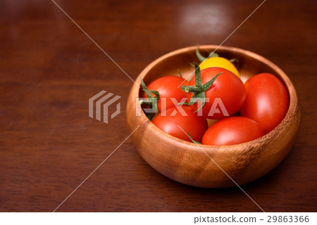 迷你番茄在木製的容器中 迷你番茄在木製的容器中 29863366