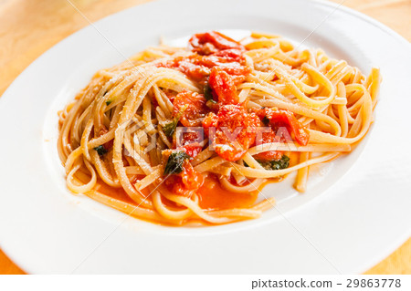 spaghetti with spicy tomato sauce in Sicily 29863778