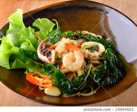 Spaghetti seafood with chili & basil leaf Spaghetti seafood with chili & basil leaf 29864601