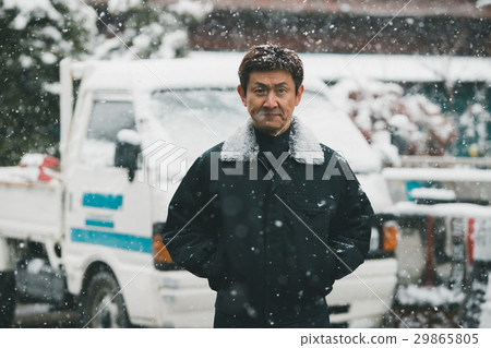 middle and old aged, worker, snowy 29865805