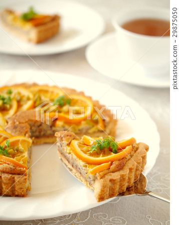 橙色和榛子茶時間切割和奶油蛋撻大廳(垂直位置) 橙色和榛子茶時間切割和奶油蛋撻大廳(垂直位置) 29875050