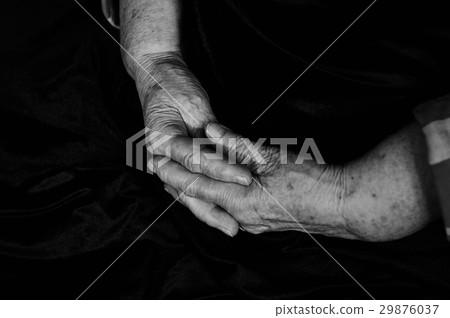 Hands with wrinkles old man Hands with wrinkles old man 29876037