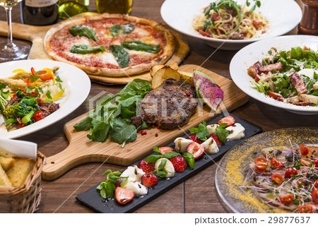 Italian restaurant course meal Italian restaurant course meal 29877637