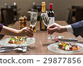 兩個人在一家餐館敬酒 29877856