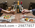 兩個人在一家餐館敬酒 29877857
