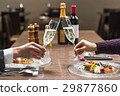 兩個人在一家餐館敬酒 29877860