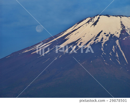 Fuji of the lunar month and Lake Yamanaka 29878501