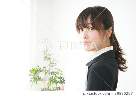 一個年輕的日本商業女人脫下他的夾克 29880297